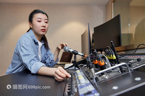 录音棚调音监听人员调试设备全流程解析